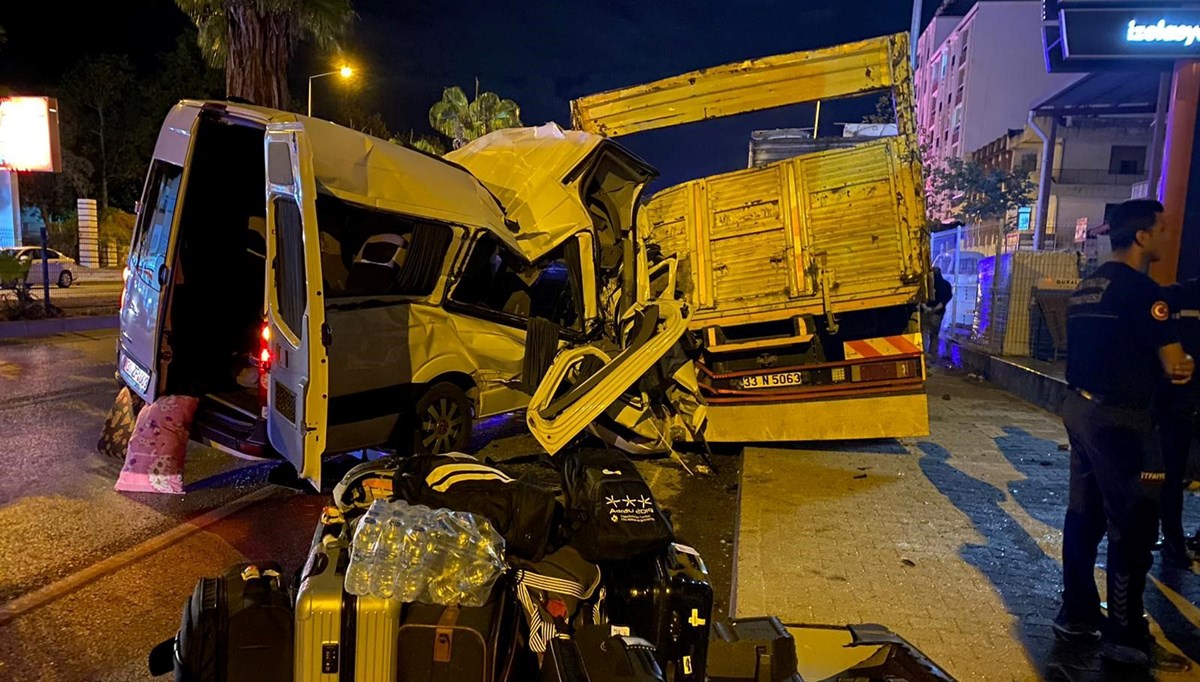 Minibüs park halindeki kamyona ok gibi saplandı: 2 ölü, 9 yaralı Minibüs park halindeki kamyona ok gibi saplandı: 2 ölü, 9 yaralı