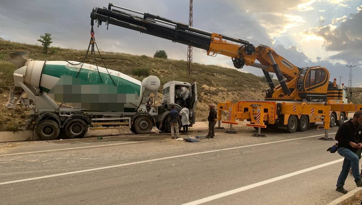 Bayburt'ta beton mikseri yola devrildi: 1 ölü Bayburt'ta beton mikseri yola devrildi: 1 ölü