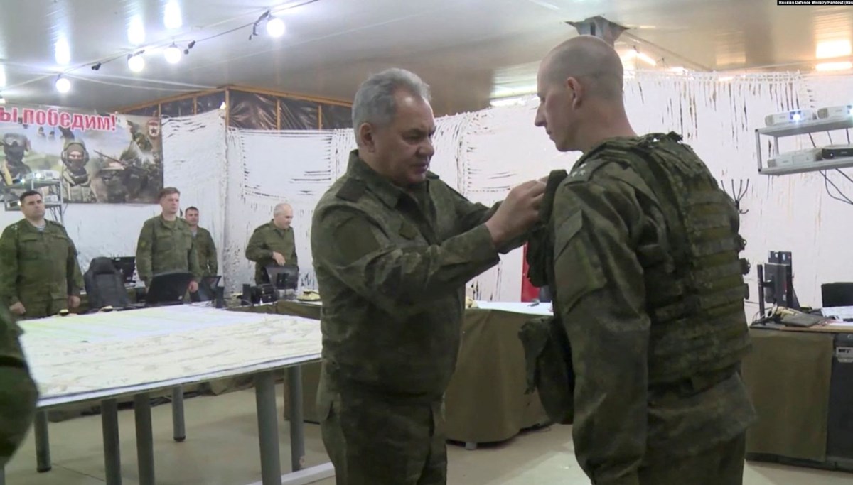 Şoygu, Ukrayna’da savaşan Rus askeri birlikleri denetledi Şoygu, Ukrayna’da savaşan Rus askeri birlikleri denetledi