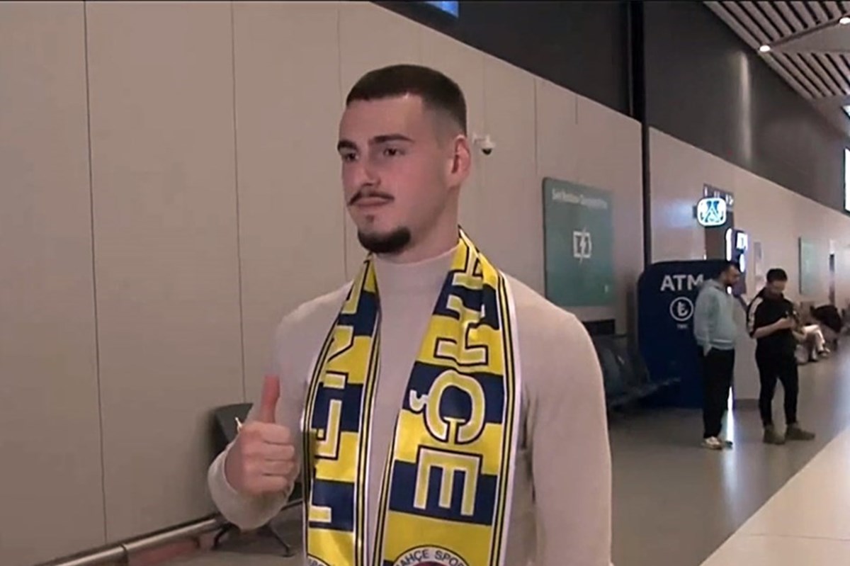 Sırp futbolcu havaalnında Fenerbahçe atkısıyla poz verdi. Sırp futbolcu havaalnında Fenerbahçe atkısıyla poz verdi.