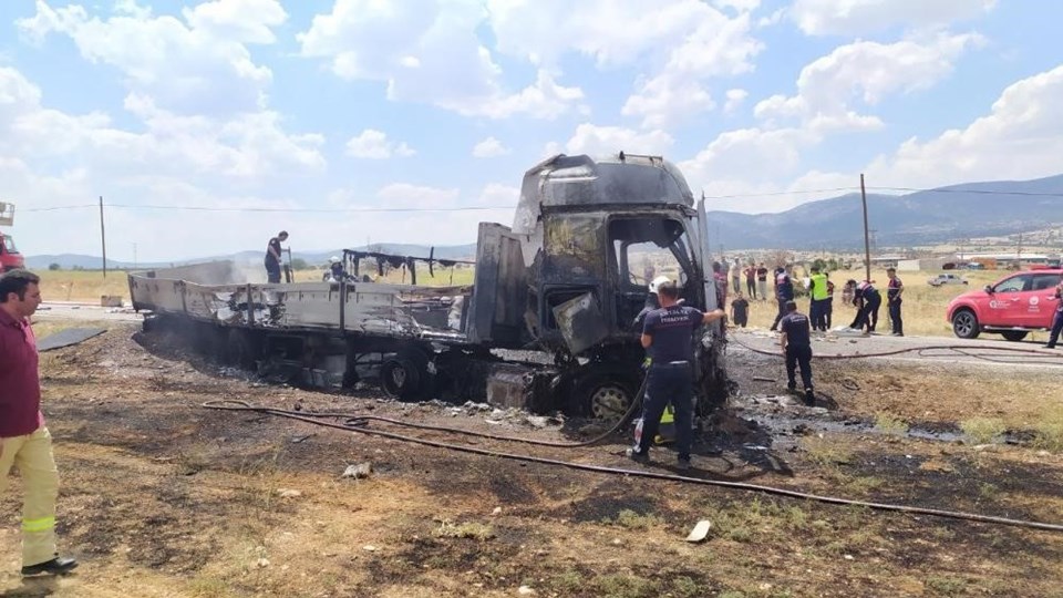 Antalya'da kamyonet ile TIR çarpıştı: 3 ölü - 1