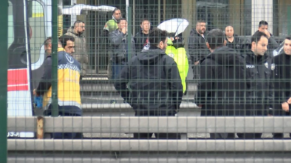 İstanbul'da hareketli dakikalar: Polise bıçak çekti, bacağından vuruldu - 1