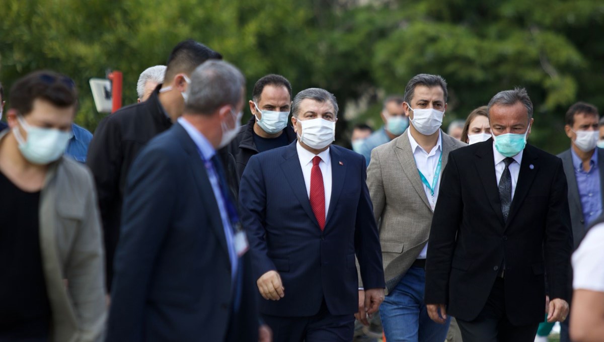 SON DAKİKA HABERİ: Sağlık Bakanı Koca'dan depremzedelere ziyaret: 5 hastanın riski bulunuyor