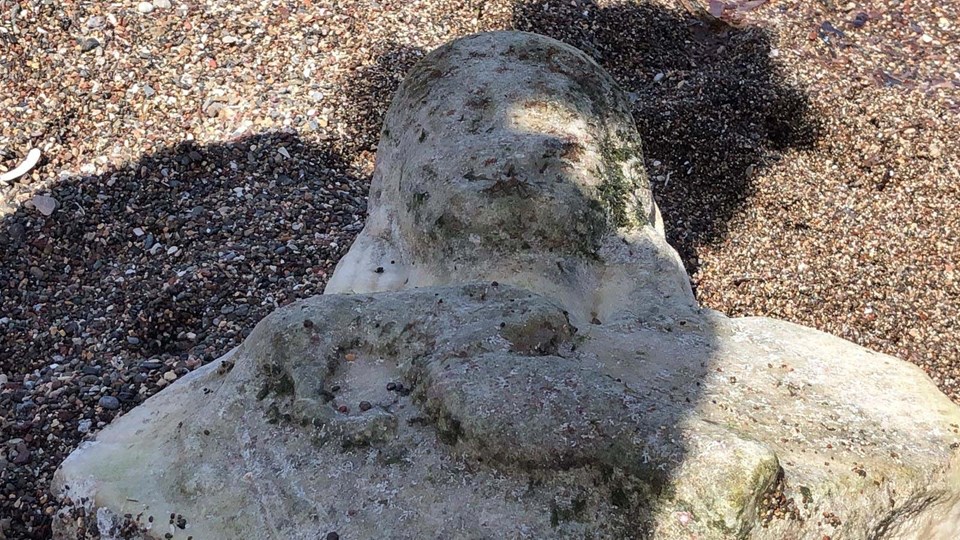 Denizde kadın heykeli buldu - 1