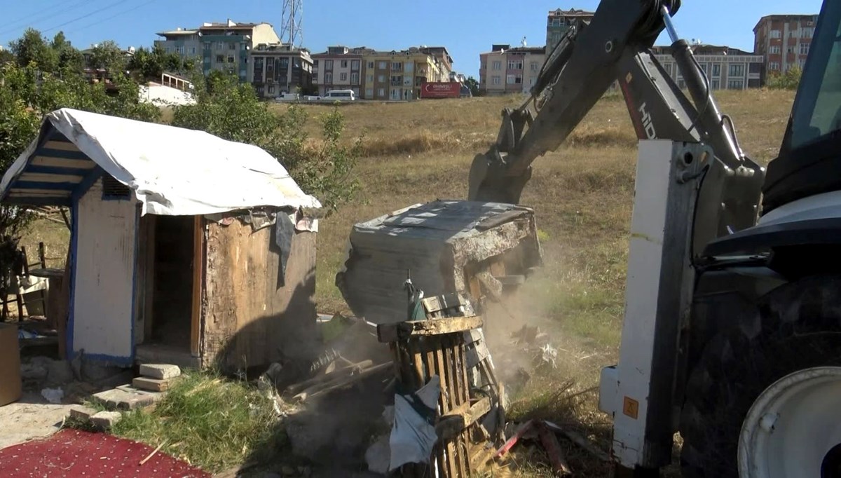 Avcılar'da kaçak barakalar yıkıldı