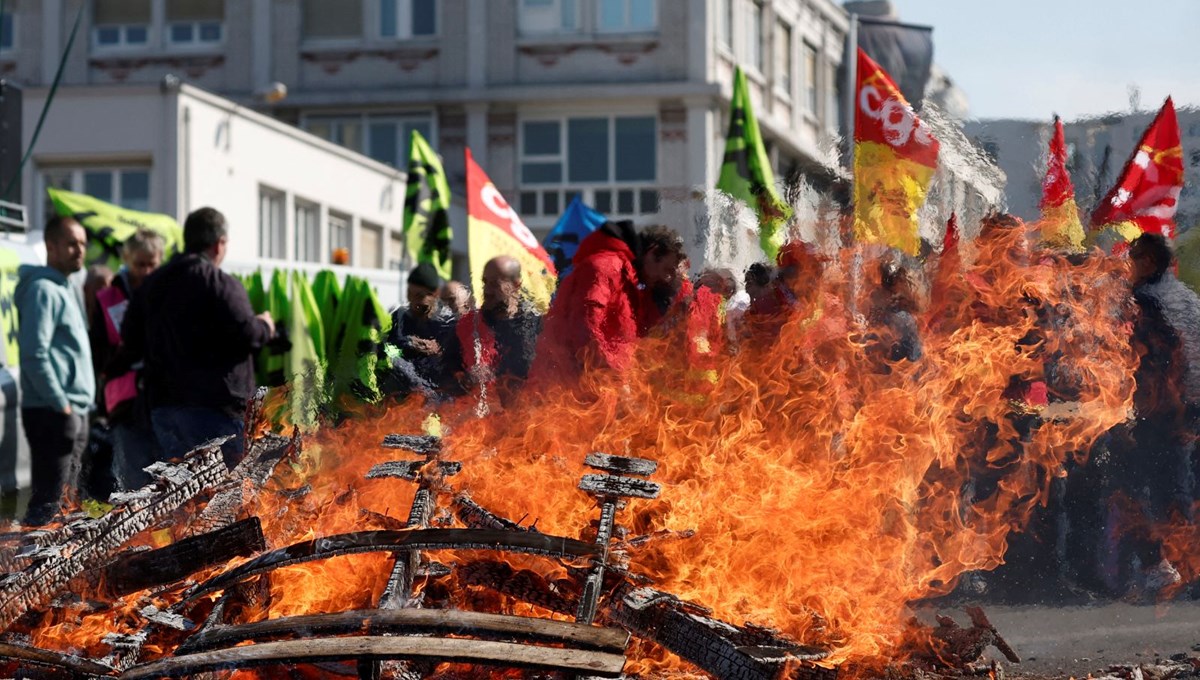 Fransa'da dev 1 Mayıs hazırlığı: Milyonlarca kişi emeklilik reformuna karşı sokağa çıkacak Fransa'da dev 1 Mayıs hazırlığı: Milyonlarca kişi emeklilik reformuna karşı sokağa çıkacak