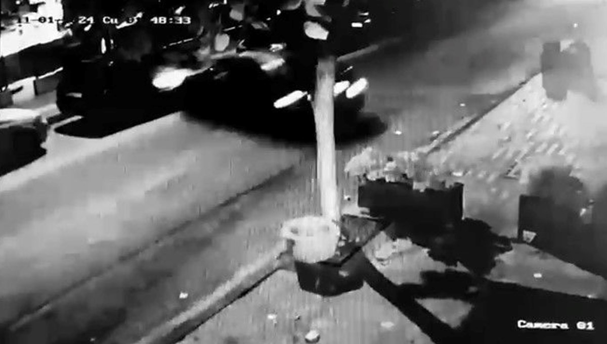 Park halindeki araçlara çarpıp kaçtı Park halindeki araçlara çarpıp kaçtı