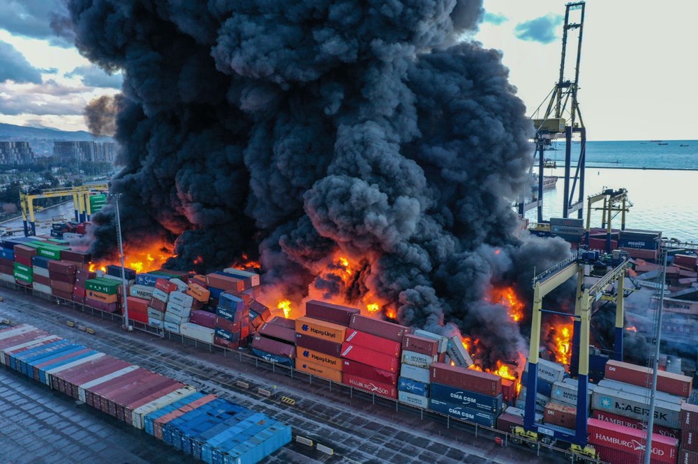 İskenderun Limanı'nda depremde devrilen konteynerlerde çıkan yangın devam ediyor - 7