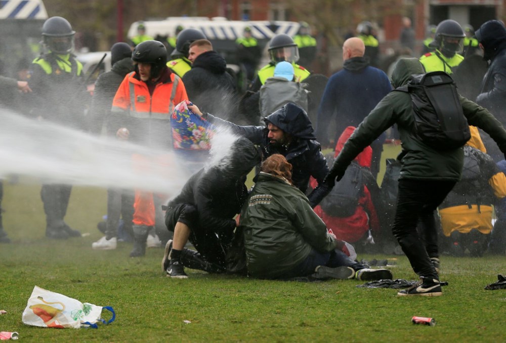 Hollanda'da Covid-19 önlemleri protestosu: 30 gözaltı - 10