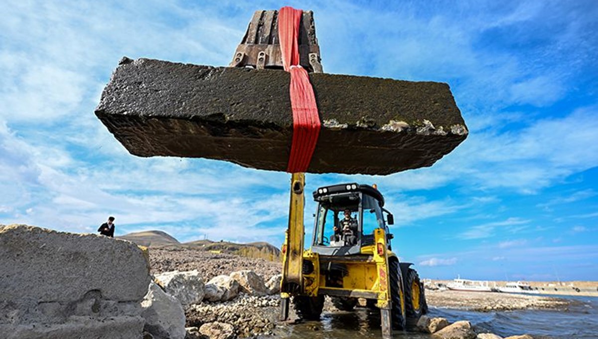 Van Gölü'nün çekilmesiyle ortaya çıkan Selçuklu mezar taşları koruma altına alındı