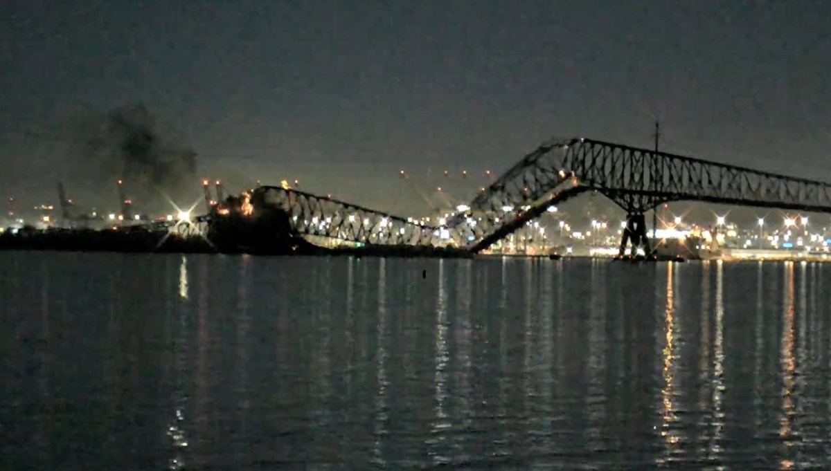 ABD'de kargo gemisi köprüyü yıktı: Araçlar suya düştü