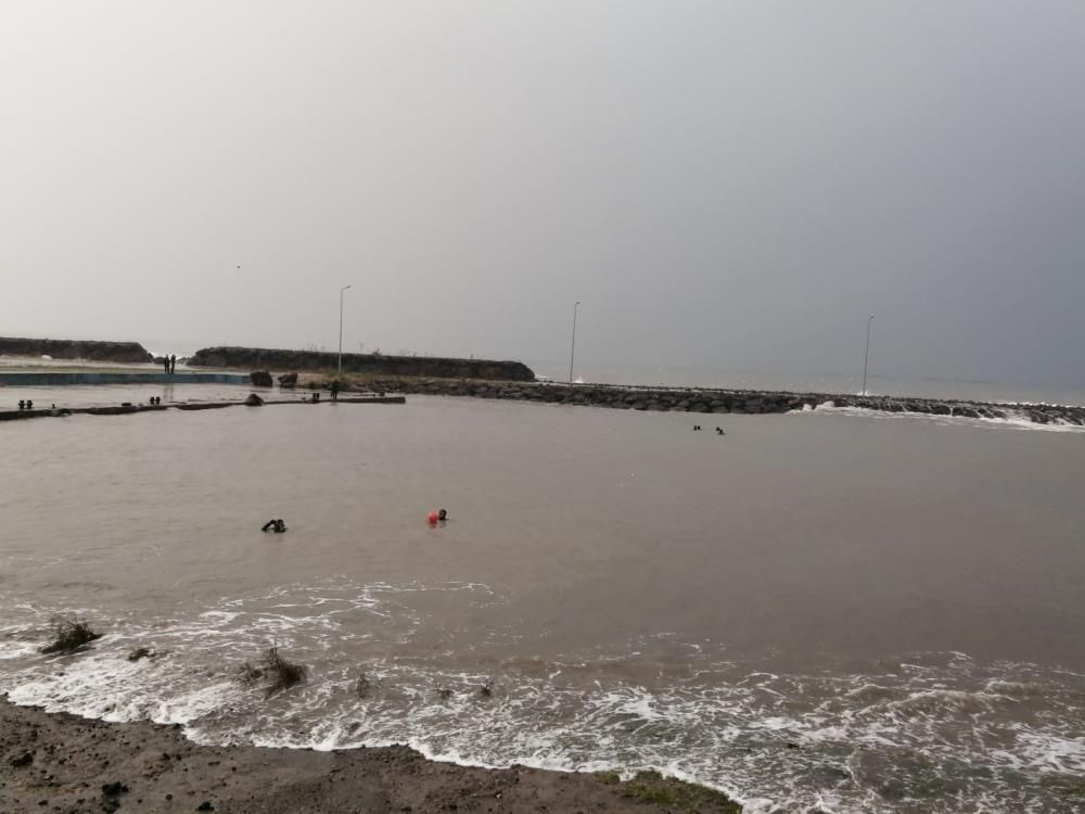 Karadeniz’de dev dalgalar | Fotoğraf çektirmek isteyen iki
genç dalgalara kapıldı - 3