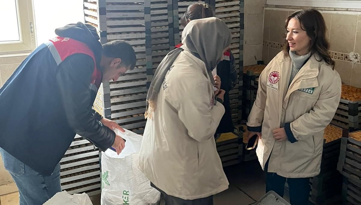 Şanlıurfa'da iki ton bozuk tatlı ile kuruyemiş ele geçirildi Şanlıurfa'da iki ton bozuk tatlı ile kuruyemiş ele geçirildi
