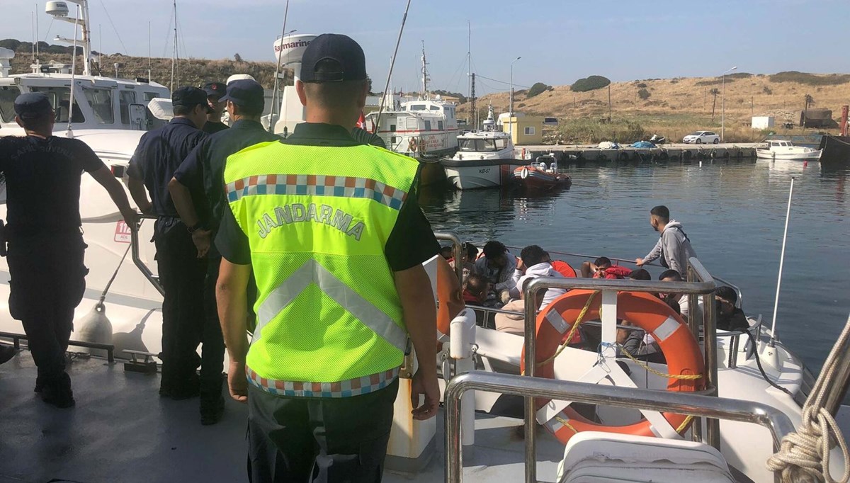 Kaptanı alkollü tekneden 25 kaçak göçmen çıktı Kaptanı alkollü tekneden 25 kaçak göçmen çıktı