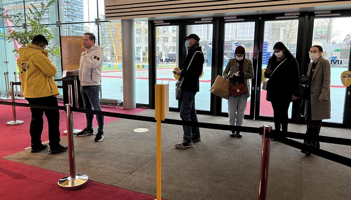Hollanda'da Covid-19 nedeniyle uygulanan kapanma tedbirleri sona erdi Hollanda'da Covid-19 nedeniyle uygulanan kapanma tedbirleri sona erdi