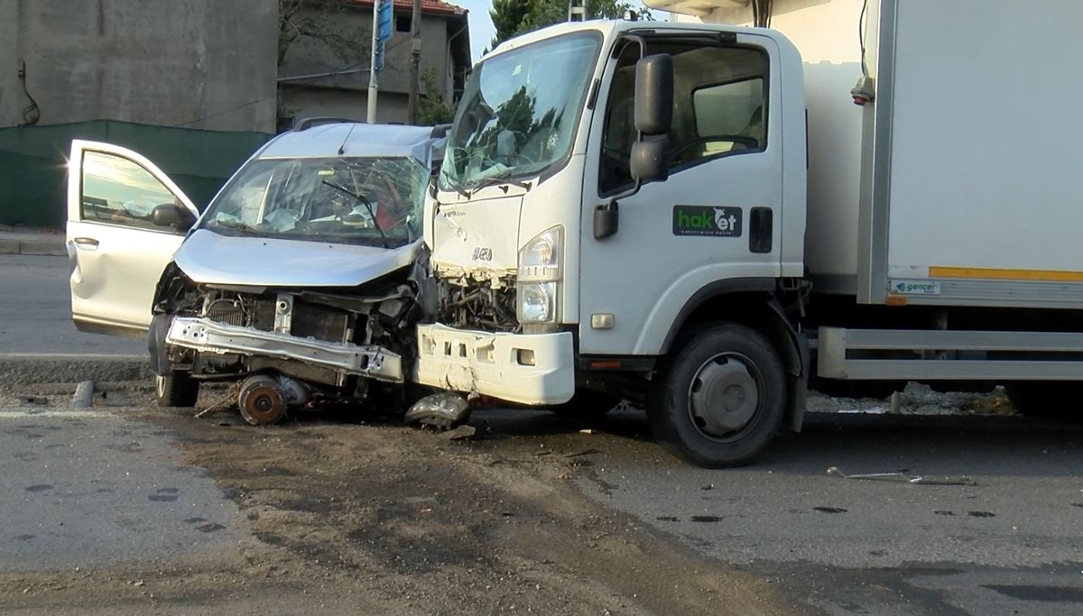 İstanbul'da kamyonet ile hafif ticari araç çarpıştı: 2 yaralı