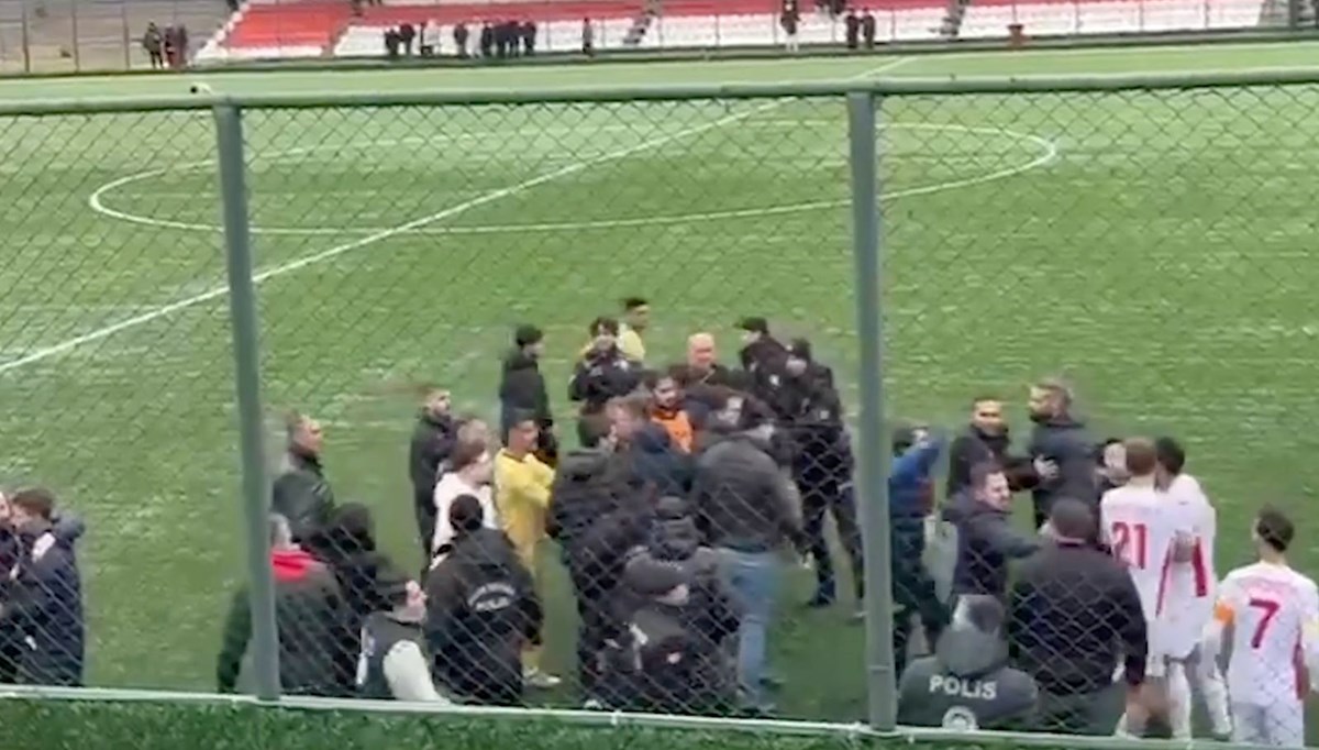 Amatör maçta saha karıştı, kavgayı polis ekipleri ayırdı Amatör maçta saha karıştı, kavgayı polis ekipleri ayırdı