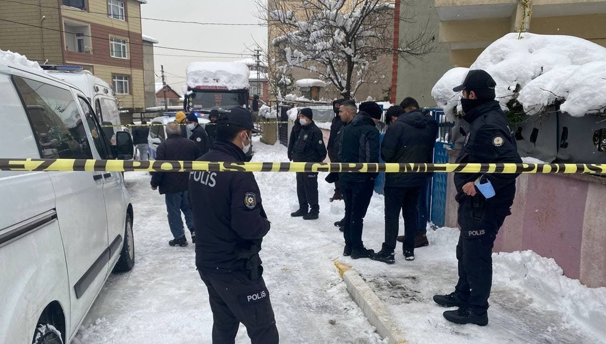 Sultanbeyli'de annesini boğazını keserek öldürdü