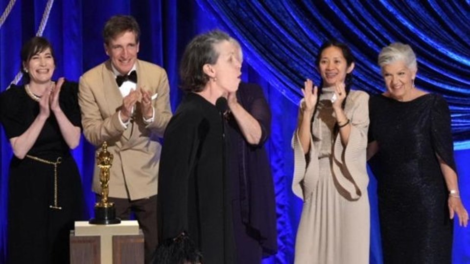 Frances McDormand 93. Oscar Ödülleri töreninde neden kurt gibi uludu? - 1