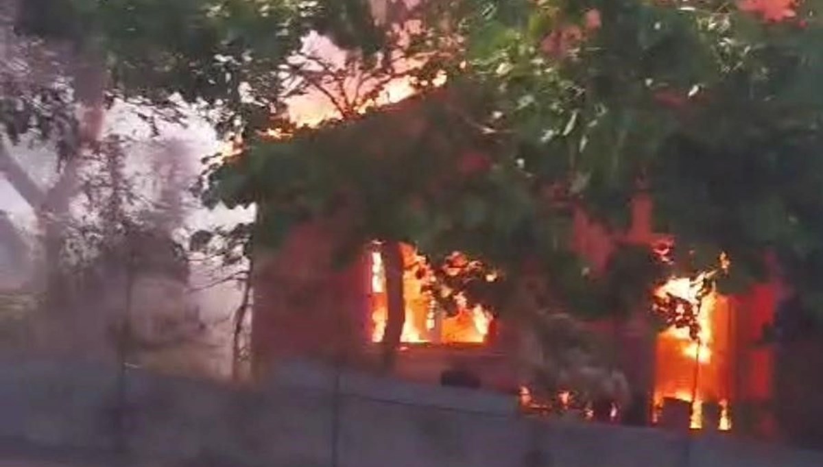Sarıyer'de gecekondu yangını: Yaşlı kadın alevlerin arasında kaldı Sarıyer'de gecekondu yangını: Yaşlı kadın alevlerin arasında kaldı