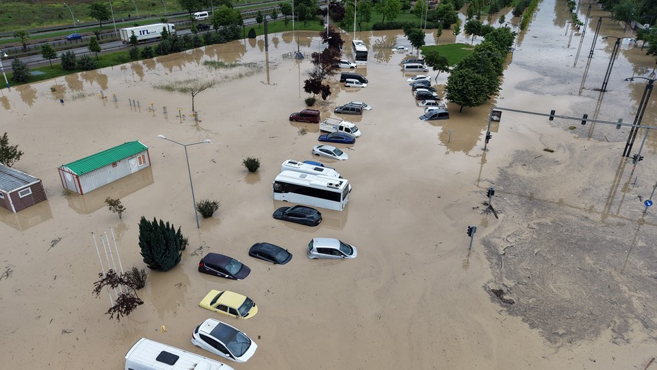 Trabzon'u sağanak yağış vurdu: Yollar ve araçlar sular altında kaldı - 1