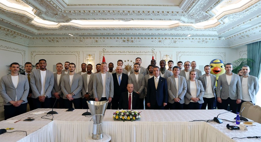 Cumhurbaşkanı Erdoğan, Fenerbahçe Beko'yu kabul etti: Nigel Hayes-Davis'ten forma hediyesi - 4