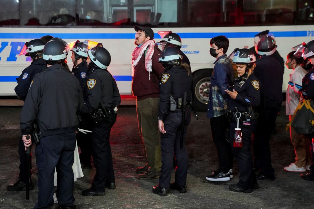 ABD öğrenci protestoları: Üniversitesi binasını işgal eden öğrencilere polis müdahalesi - 6