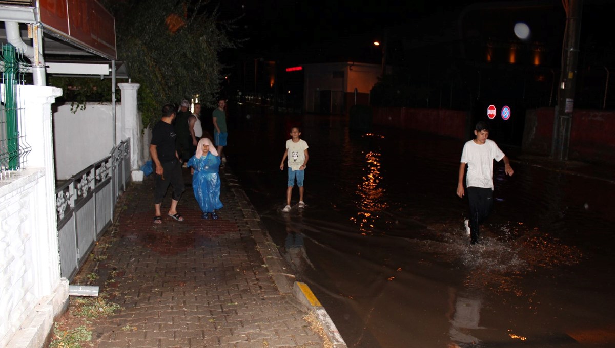 Aksaray'da sağanak yağış: Sokaklar göle döndü, ev ve iş yerlerini su bastı