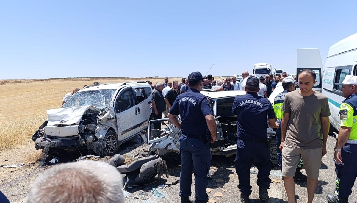 Otomobil ile hafif ticari araç çarpıştı: 4 ölü, 1 yaralı