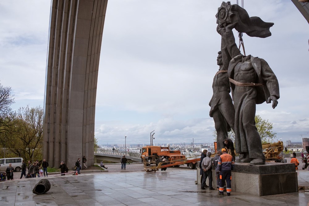 Kiev’de bulunan Rusya-Ukrayna Dostluk Anıtı yıkıldı - 12