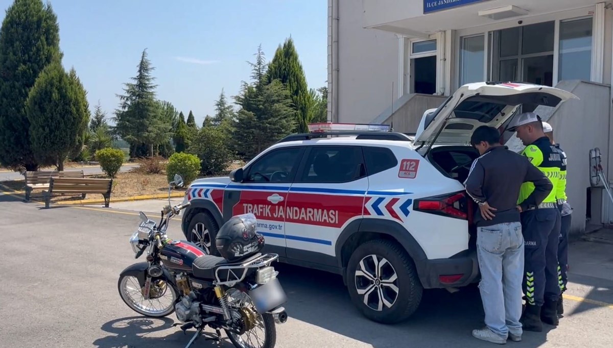 Motosikleti yüzüstü uzanıp kullandı, ehliyetinden oldu