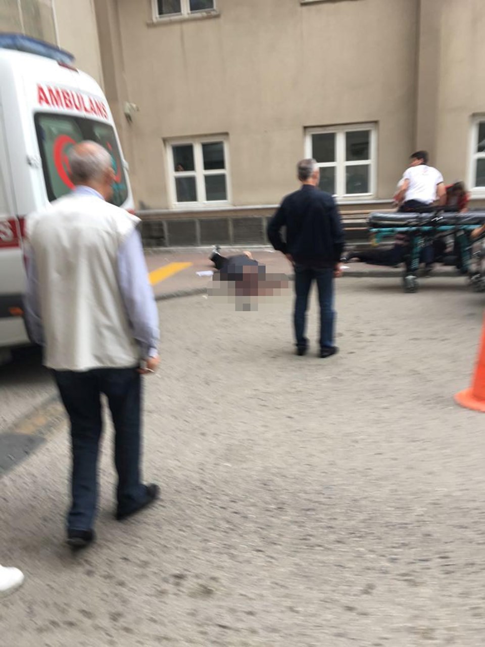 İstanbul'da acil servis önünde silahlı saldırı: 2 ölü - 2
