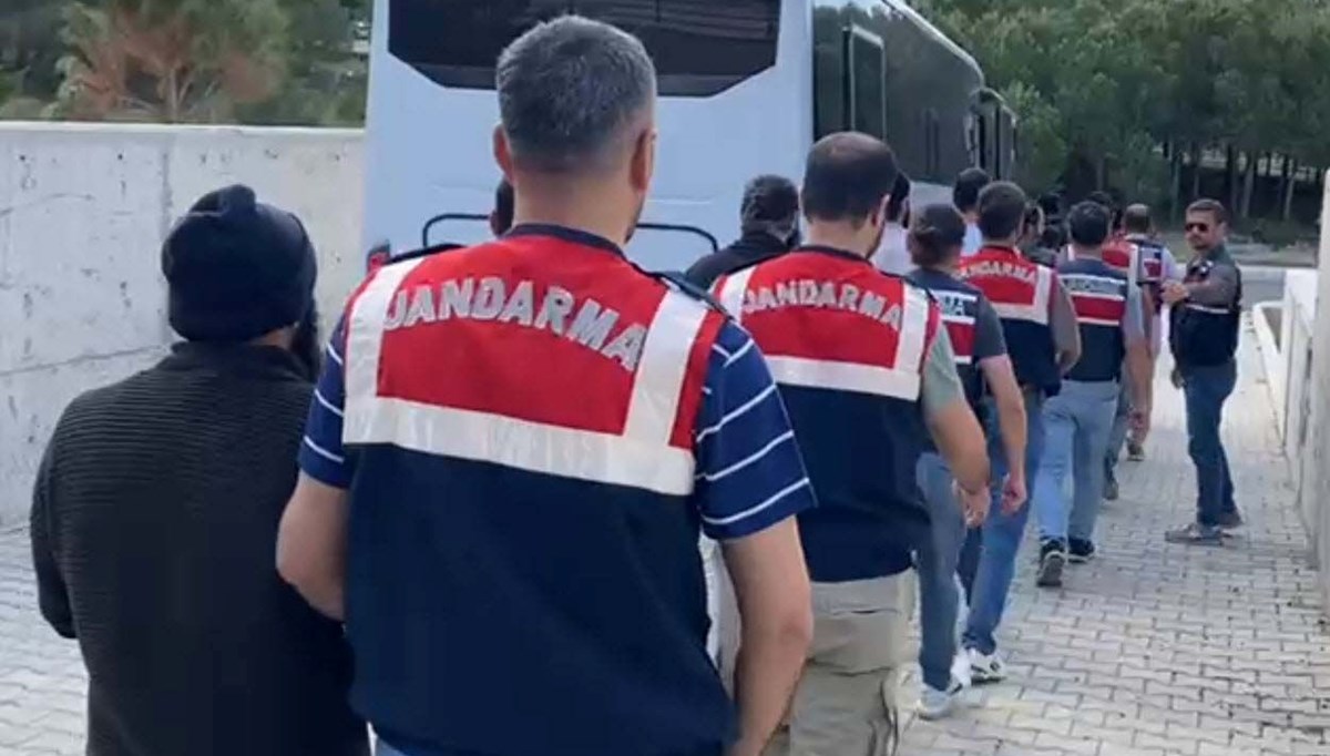 İzmir'de DAEŞ operasyonu: 8 tutuklama İzmir'de DAEŞ operasyonu: 8 tutuklama