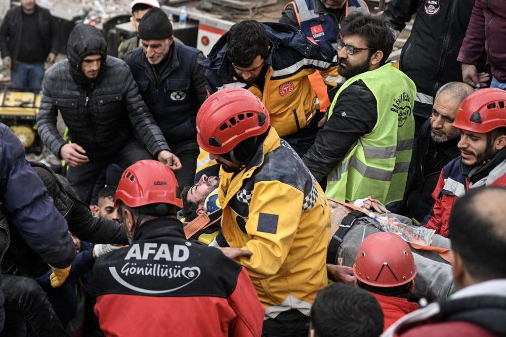 Enkaz altındakiler için zamana karşı yarış - 49