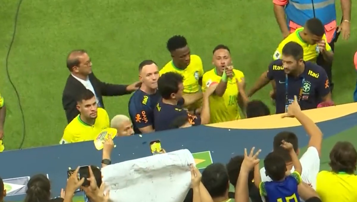 Kafasına mısır fırlatılan Neymar çılgına döndü Kafasına mısır fırlatılan Neymar çılgına döndü