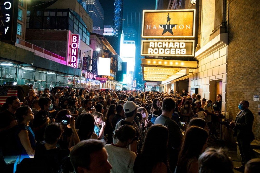 1,5 yıldır kapalı olan Broadway Tiyatrosu yeniden perdelerini açtı - 16