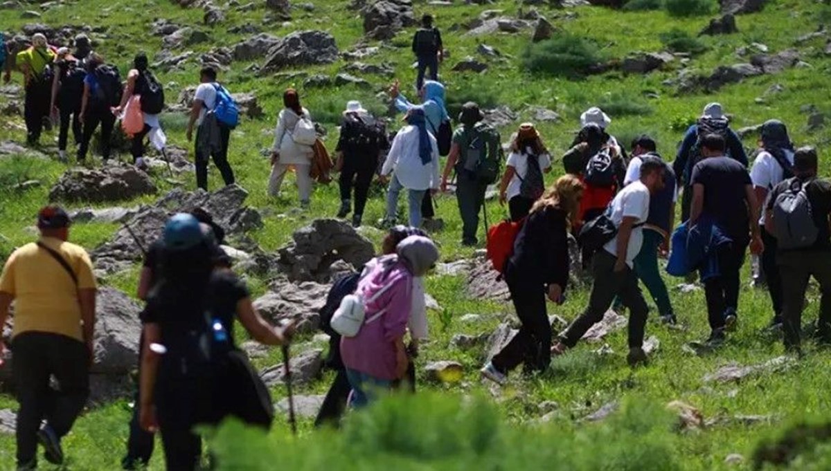 20 günlük ömrü olan çiçeği görmek için 7 kilometre yürüdüler 20 günlük ömrü olan çiçeği görmek için 7 kilometre yürüdüler