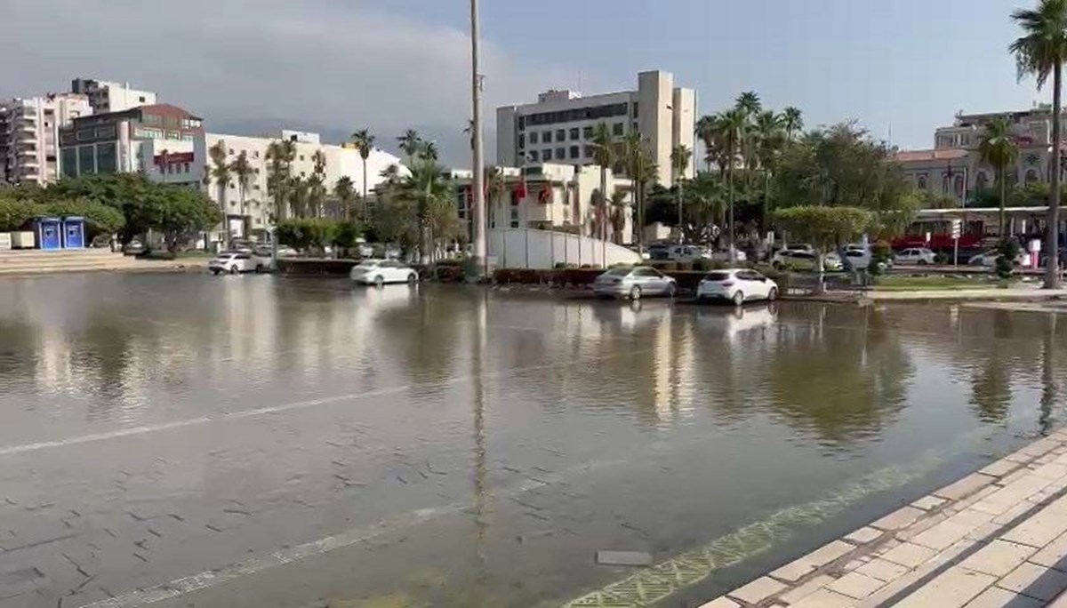 İskenderun’un sahil kesimi yine su altında