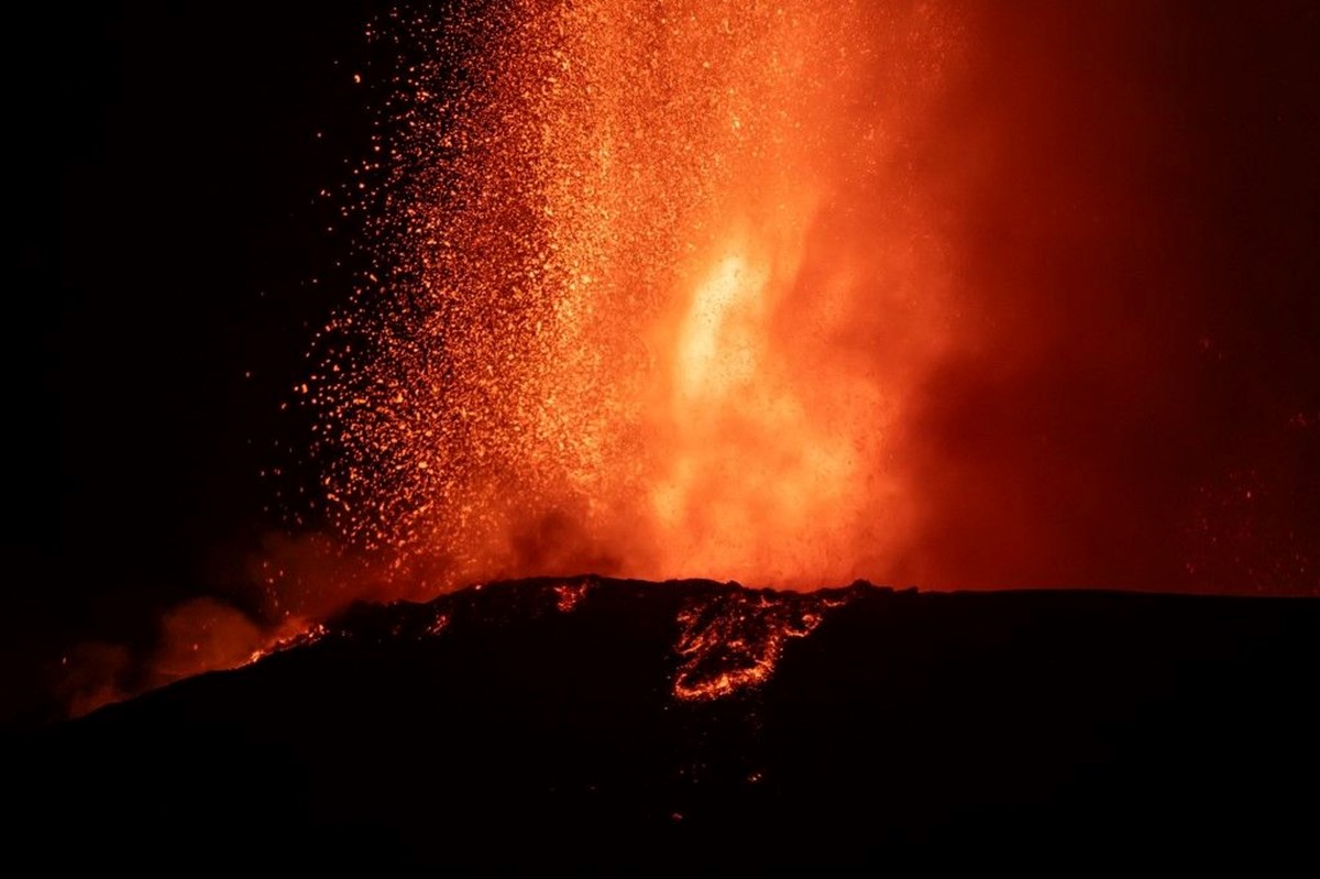 İtalya'da Etna Yanardağı lav ve kül püskürttü