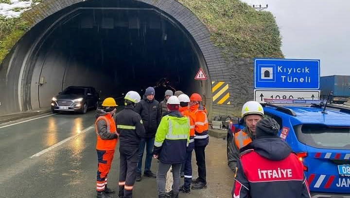 Tünelde korkutan TIR yangını: 5 kişi dumandan etkilendi