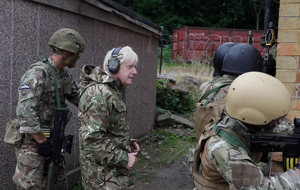 Boris Johnson, İngiltere'de eğitim gören Ukraynalı askerleri ziyaret etti: El bombası attı - 10