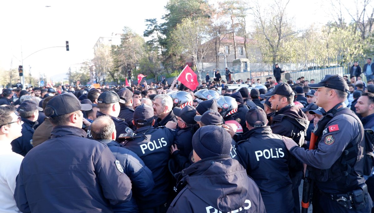 İmamoğlu'nun mitingine saldırı soruşturması | İçişleri Bakanı Soylu: 16 kişi gözaltına alındı, biri FETÖ ile iltisaklı İmamoğlu'nun mitingine saldırı soruşturması | İçişleri Bakanı Soylu: 16 kişi gözaltına alındı, biri FETÖ ile iltisaklı