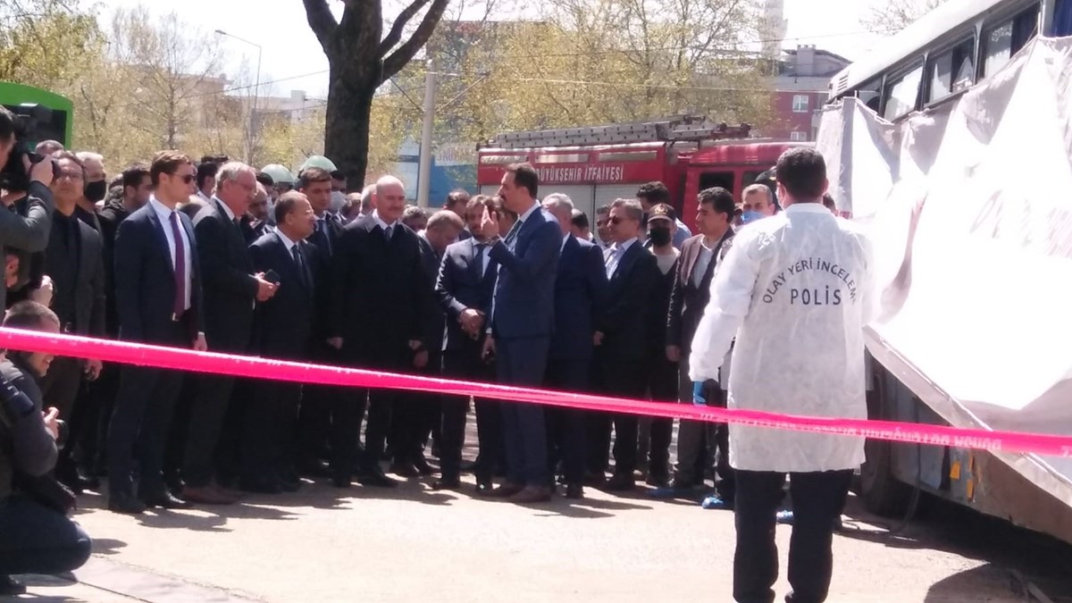 Bakanlar, patlamada hasar gören otobüsü inceleyip, yetkililerden bilgi aldı.