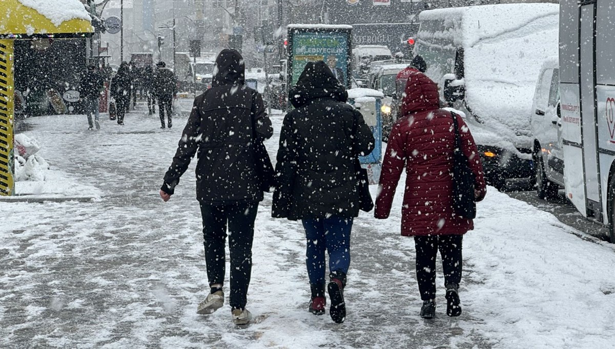 Hakkari'de olumsuz hava koşulları nedeniyle eğitime 1 gün ara verildi