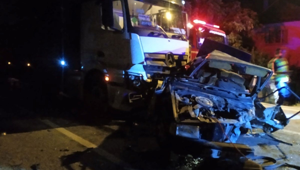 Kaza yapan otomobillere TIR çarptı: 1 ölü, 1 yaralı