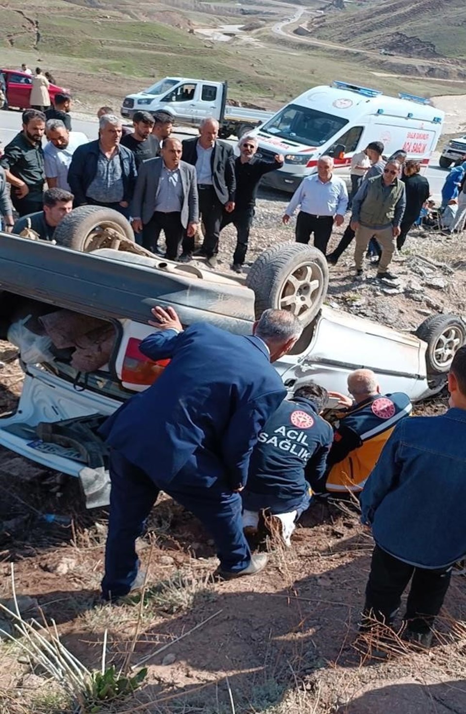 Yüksekova’da otomobil devrildi, 9 kişi yaralandı - 1