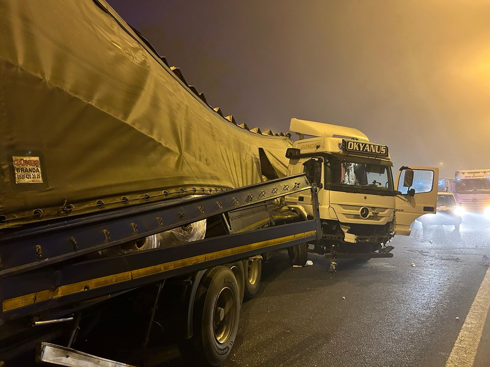 Kuzey Marmara Otoyolu'nda yolcu otobüsü TIR'a çarptı: 1'i ağır 19 yaralı - 2