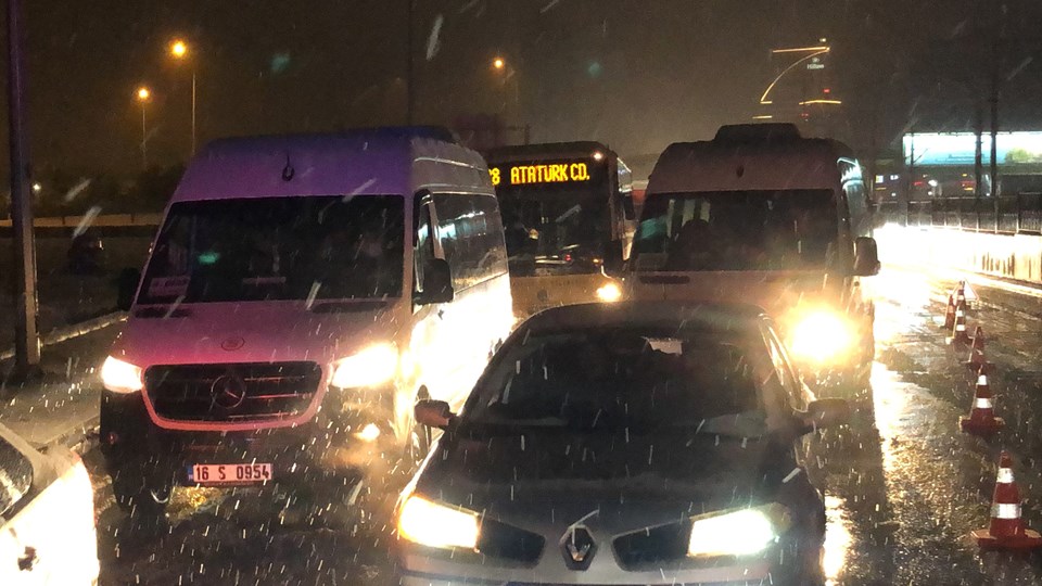 TIR'a arkadan çarpan yolcu minibüsündeki 4 kişi yaralandı - 1