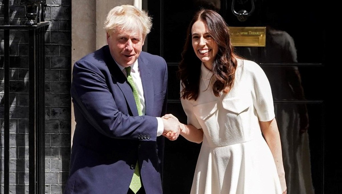 Boris Johnson'ın Yeni Zelanda Başbakanı Jacinda Ardern ile sert tokalaşması gündem oldu