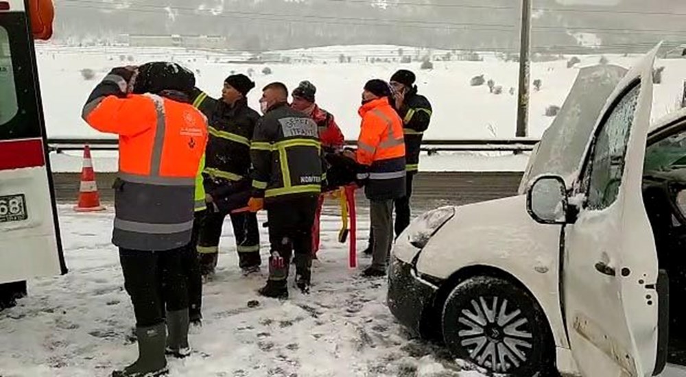 TEM'de kar kazası: Onlarca araç birbirine girdi - 5
